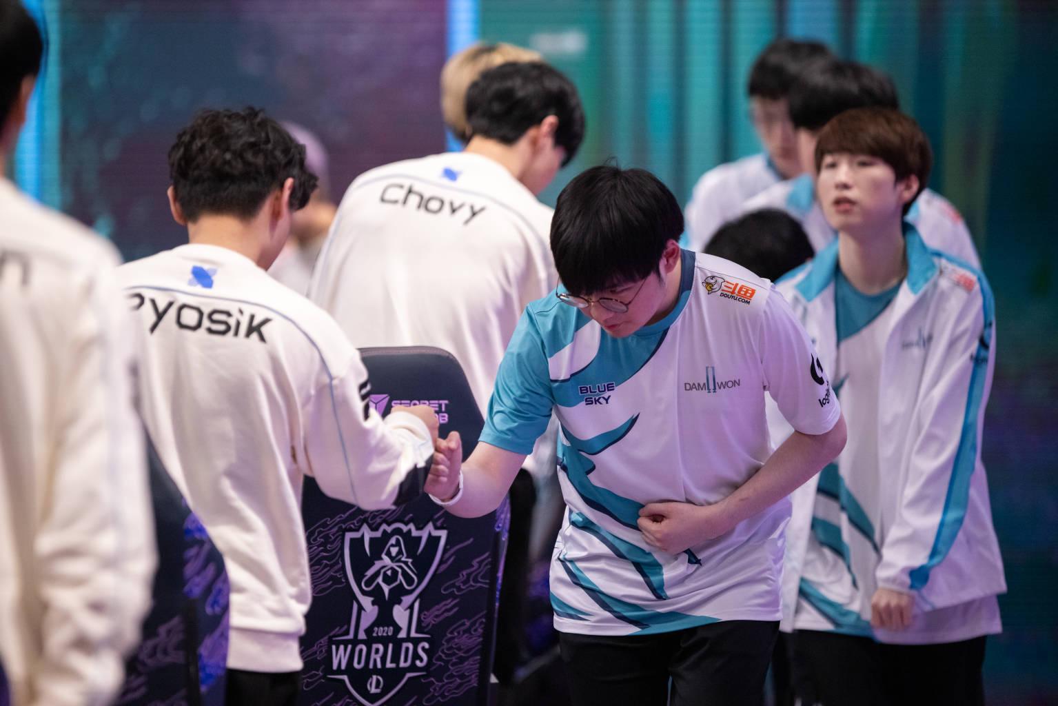 JackeyLove在G2比赛中表现优异，比赛局势复杂引发热议！