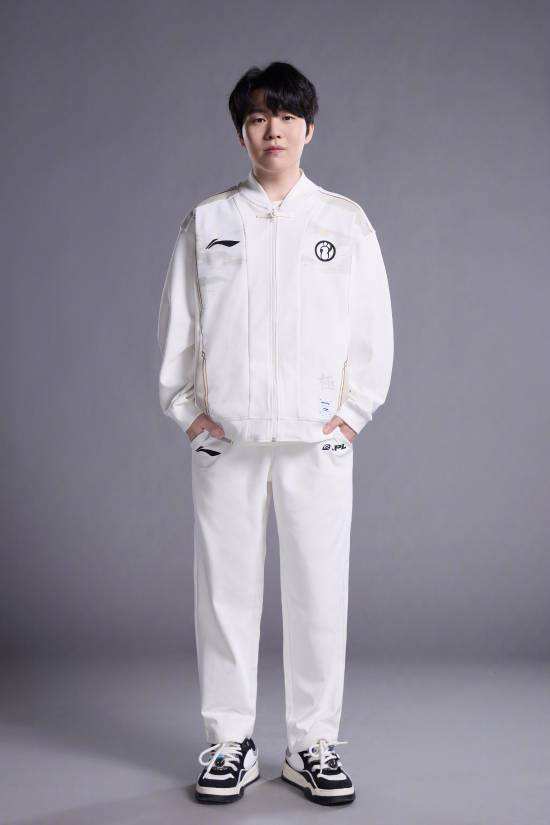 Rookie重返赛场，领先优势明显首场状态出色，瑞士队观众沸腾！